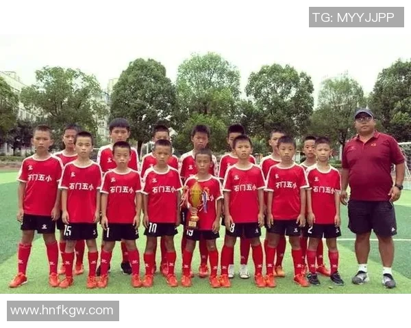 小小球场上的梦想与拼搏很多孩子心中的足球明星之路